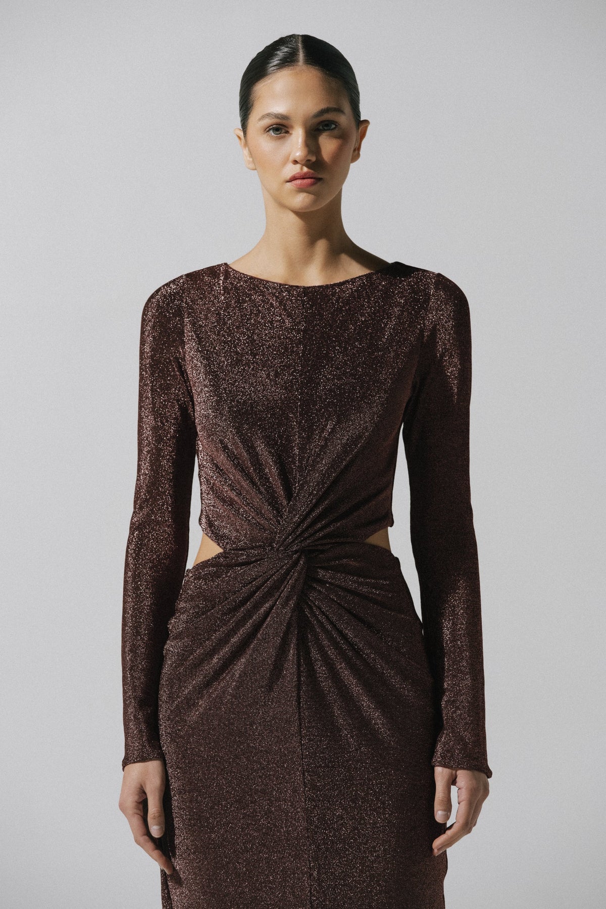 Vestido shimmer Luxor con cuello redondo, silueta ajustada y tela brillante.