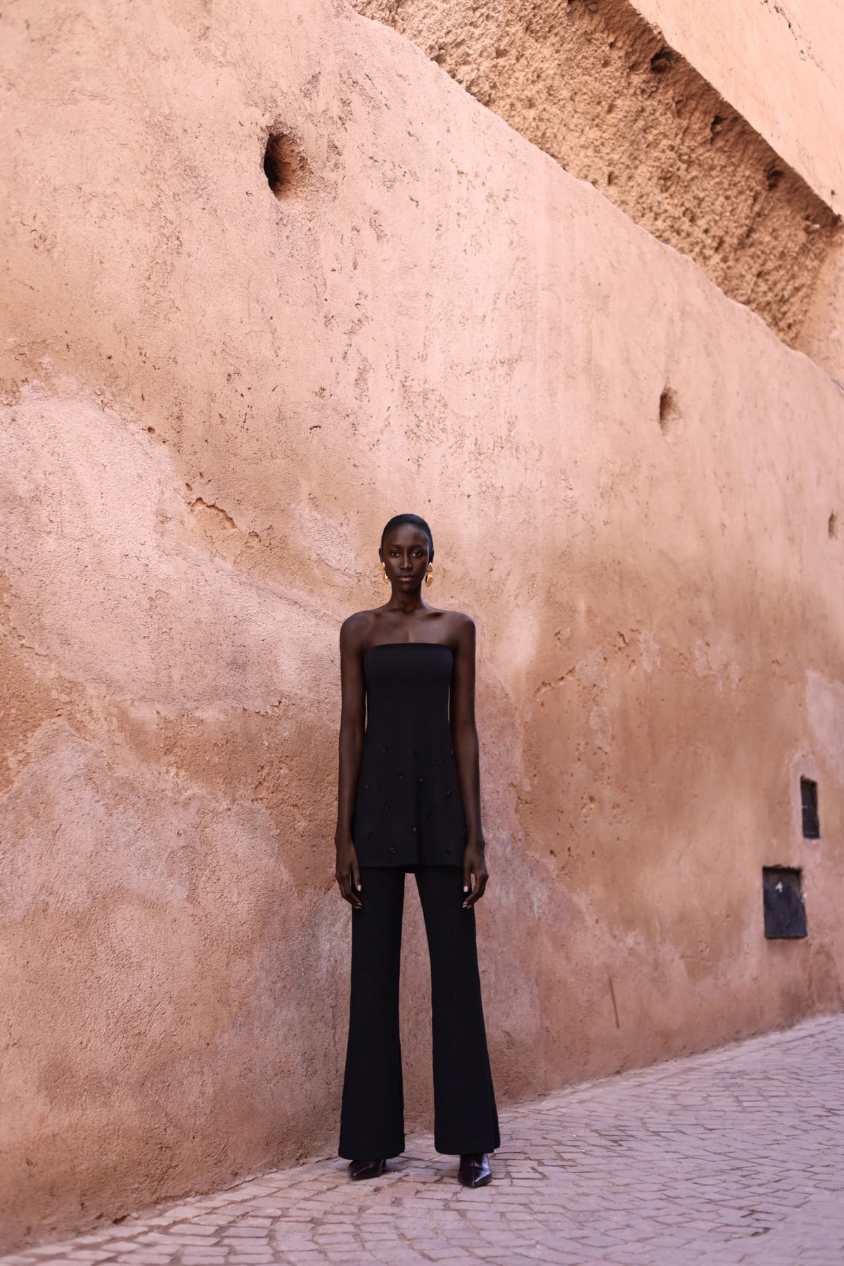 Black Suzu Pants, Wide-leg style with Glossy fabric and comfortable Elastic waistband.