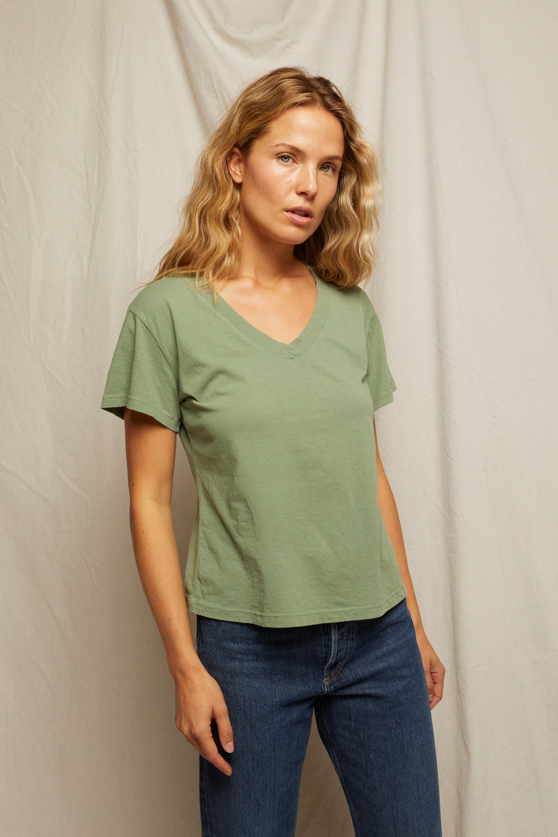hendrix lightweight cotton v neck tee | aloe