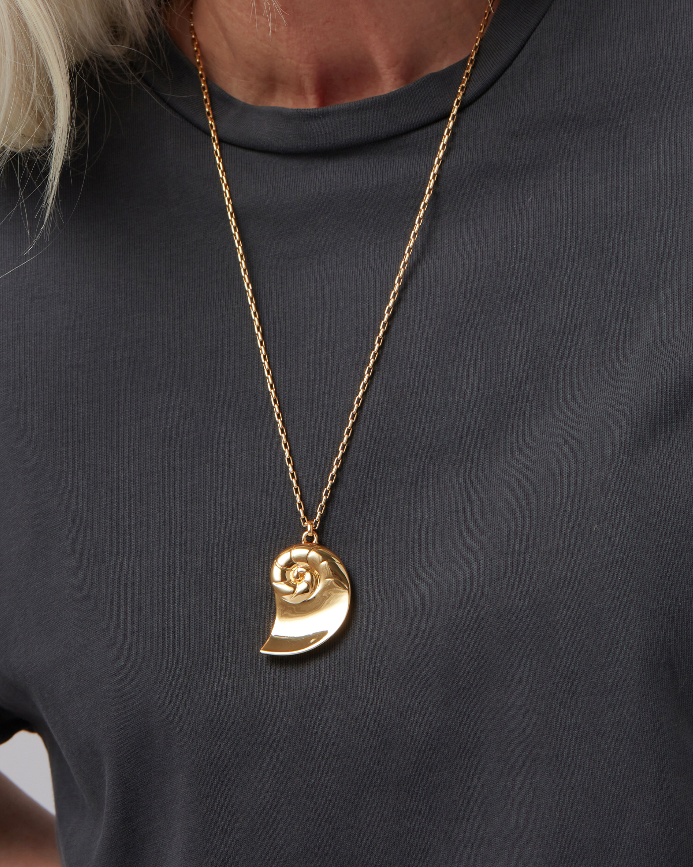 Dylan Pendant Necklace Gold