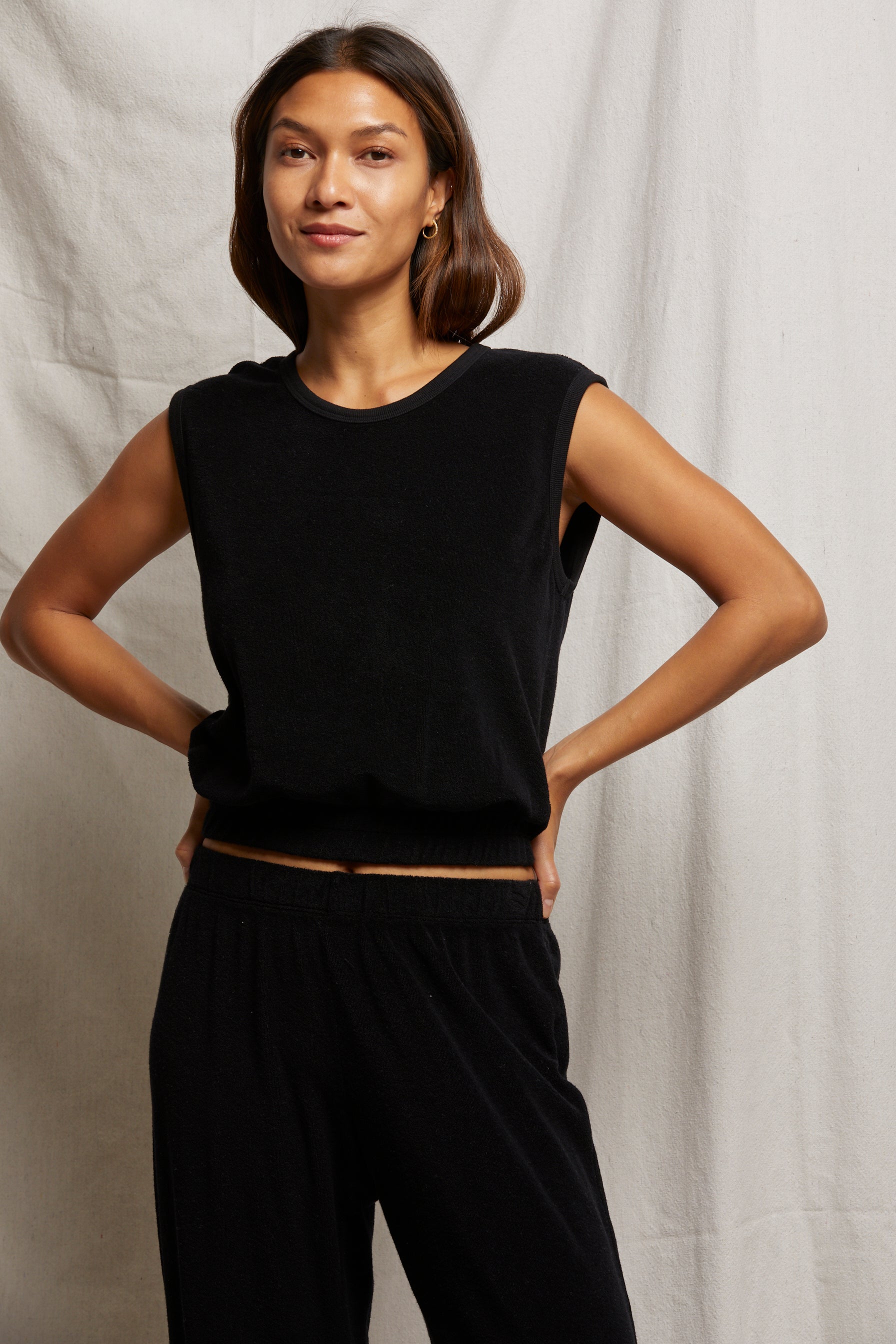 Ellie | True Black - Perfect White Tee