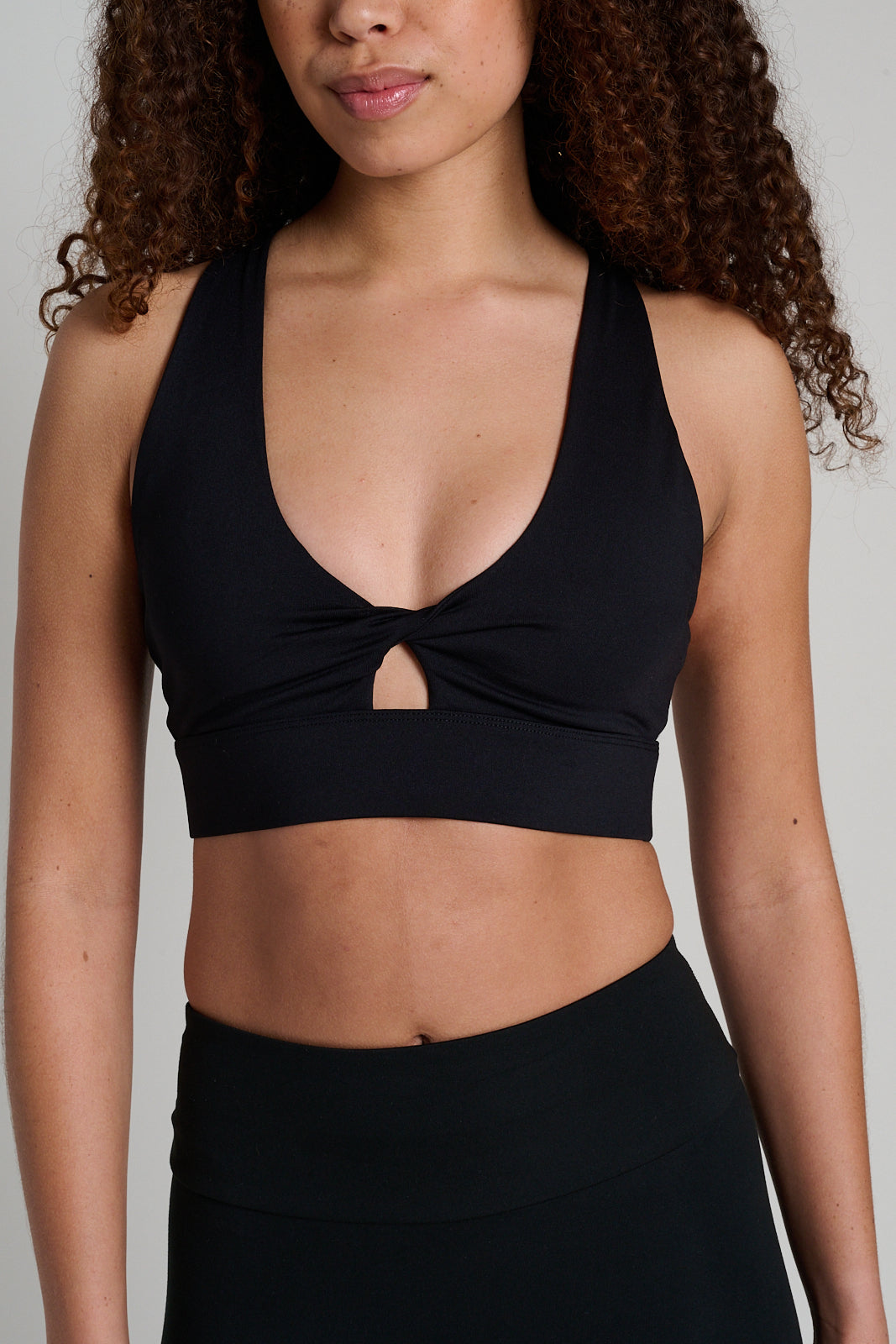 Oasis Twist Sports Bra | Fabletics