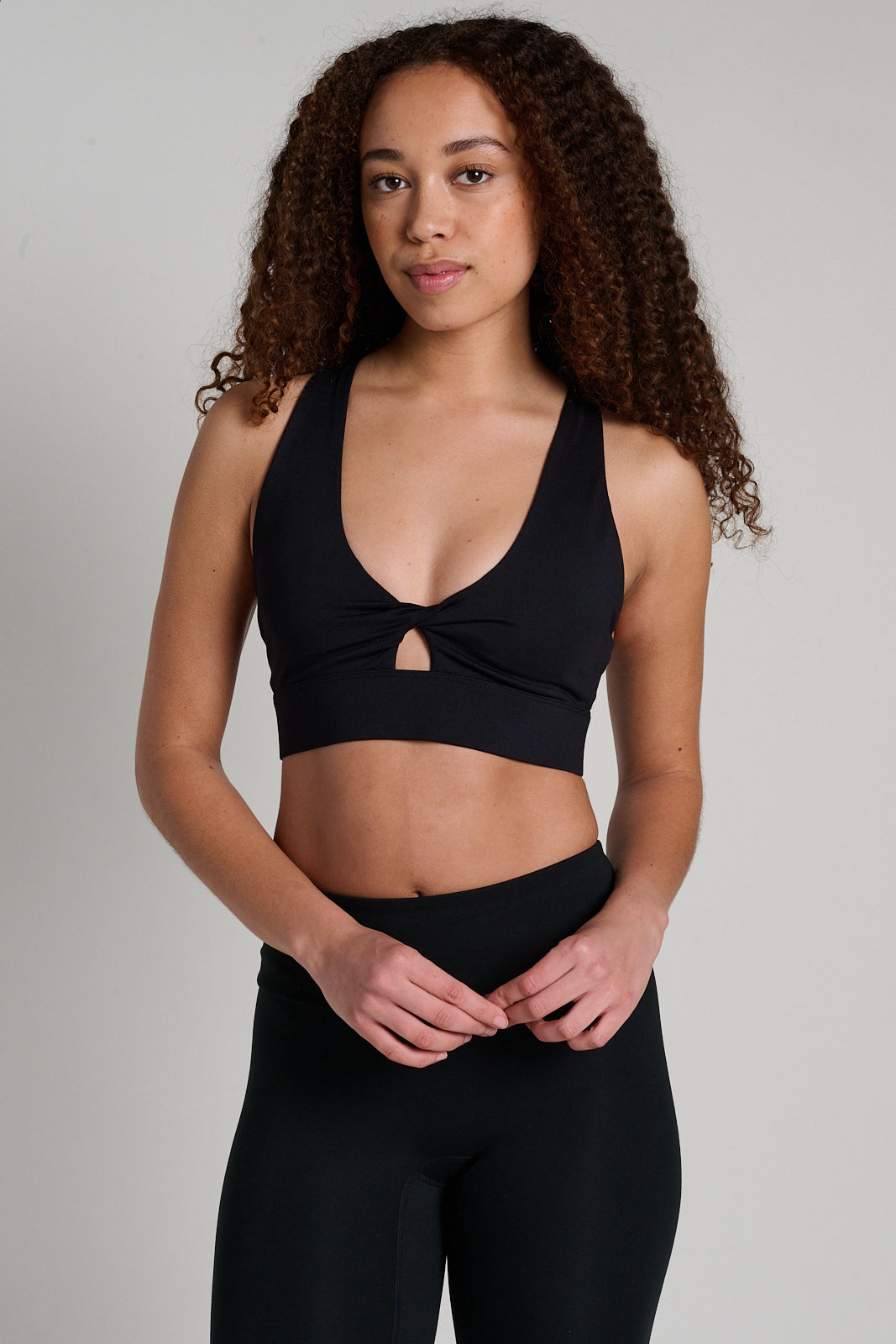 Oasis Twist Sports Bra | Fabletics