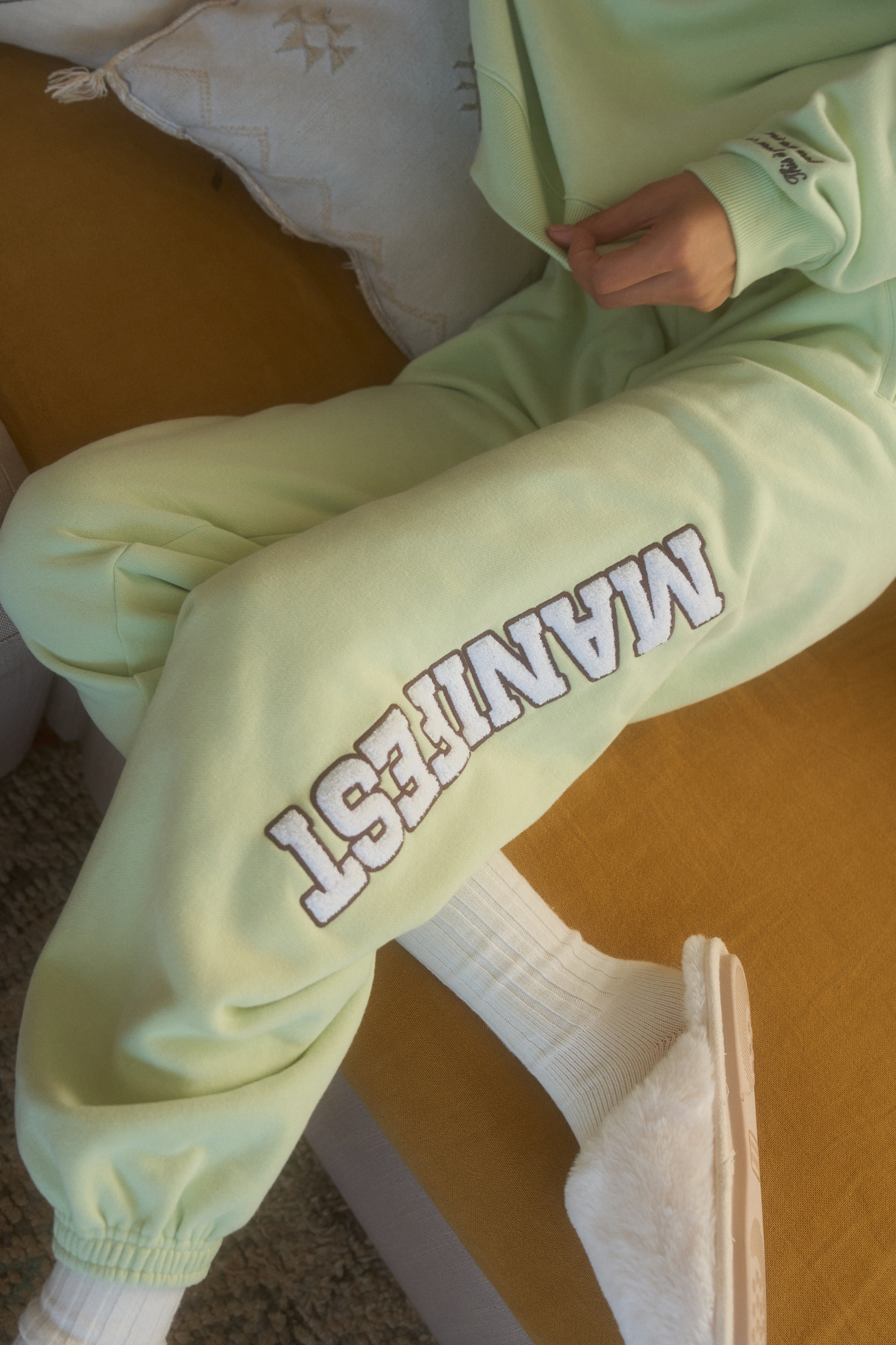 Manifest Classic Sweatpants