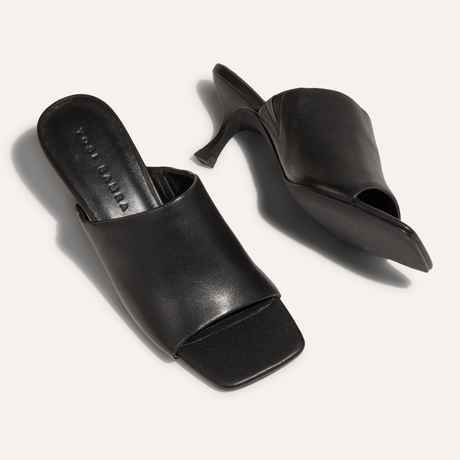 WREN IN BLACK LEATHER - Yosi Samra  -