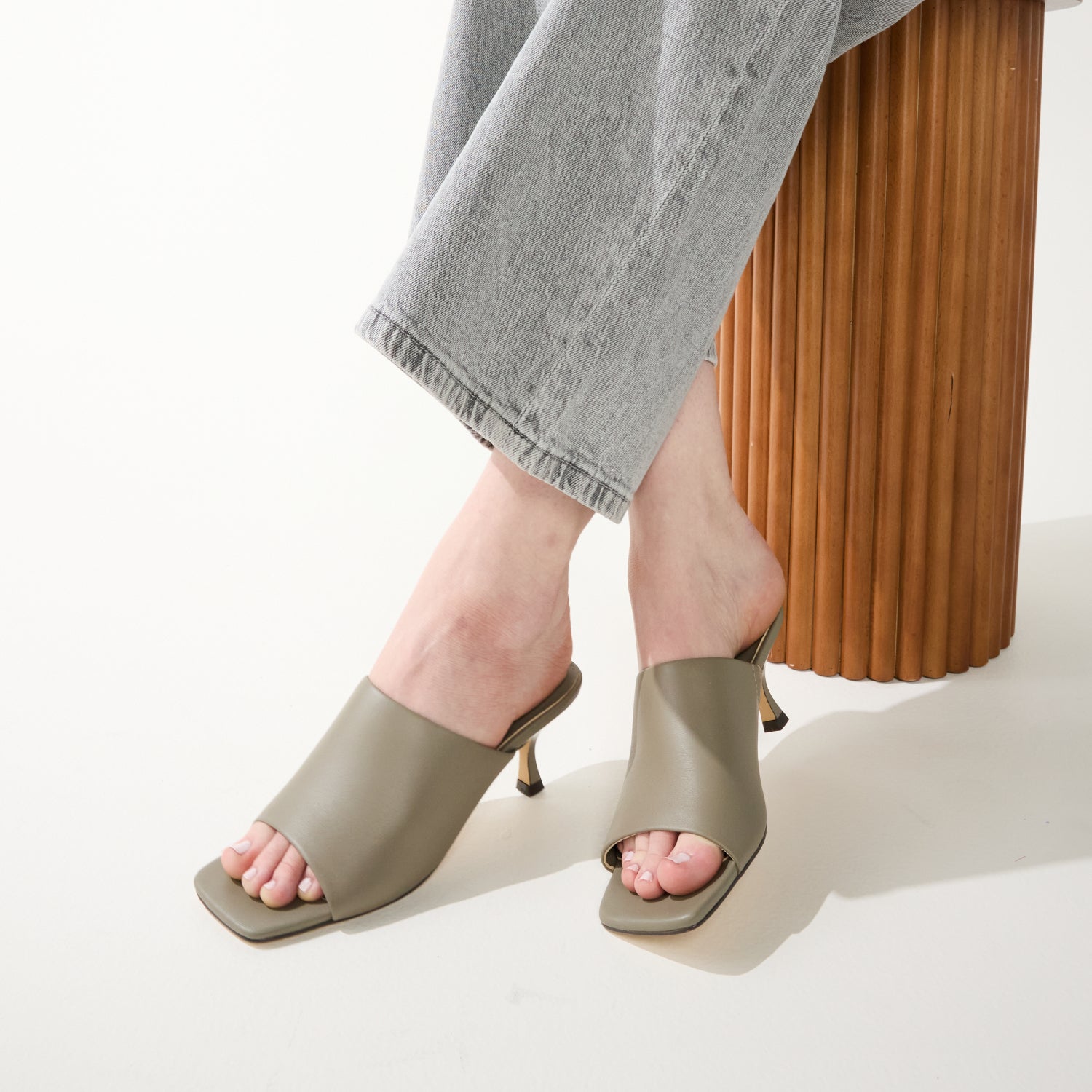 WREN IN TAUPE LEATHER - Yosi Samra  -