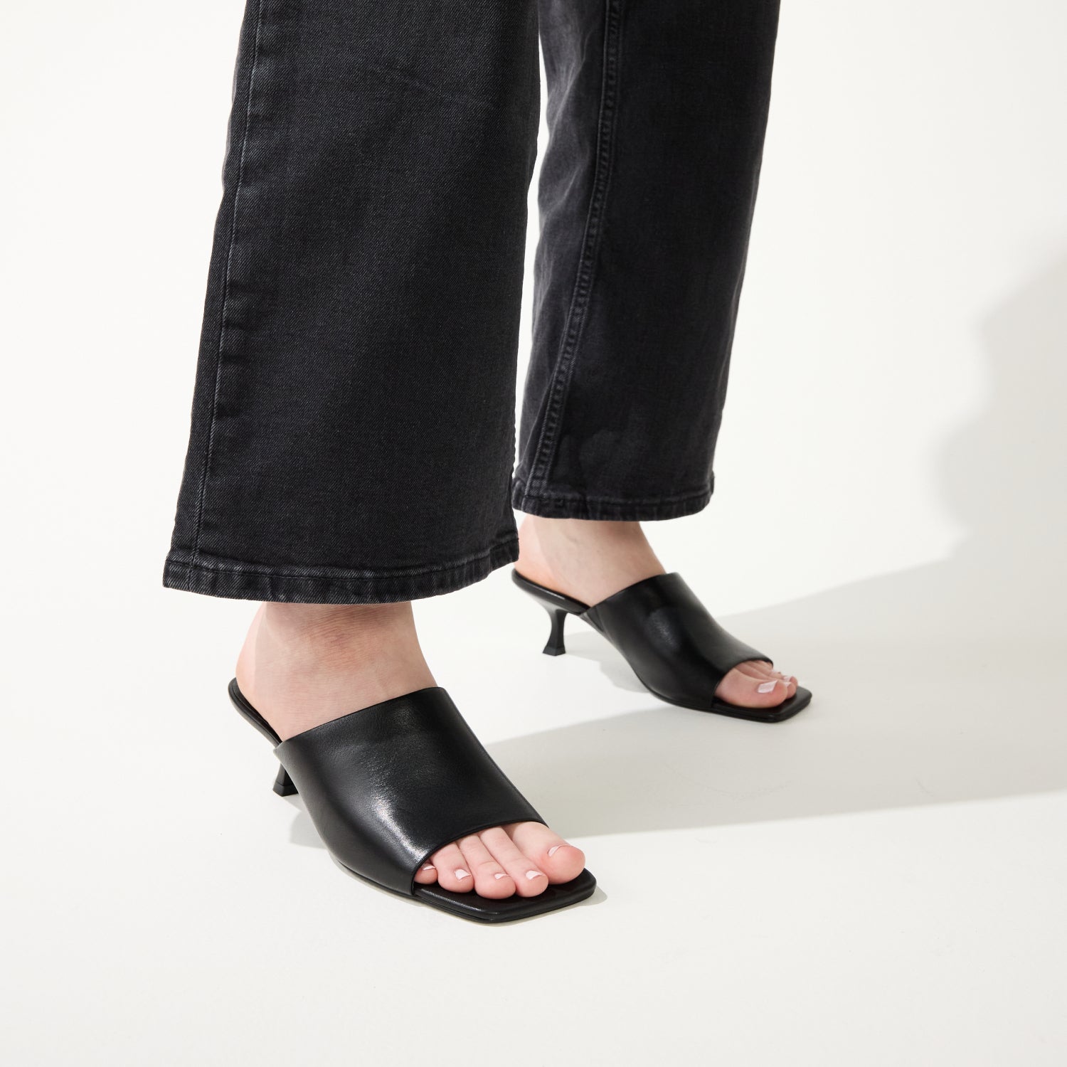 WREN IN BLACK LEATHER - Yosi Samra  -