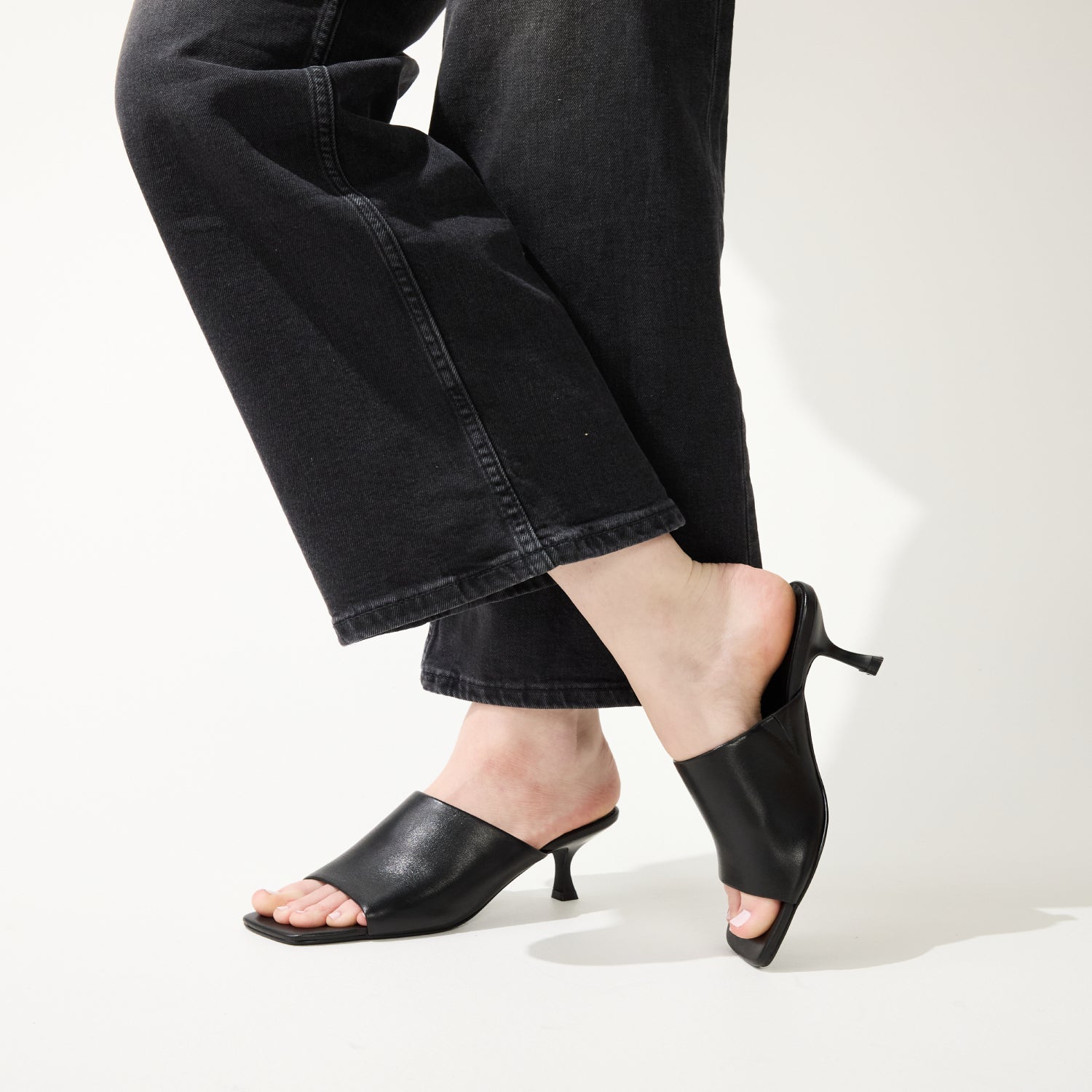 WREN IN BLACK LEATHER - Yosi Samra  -