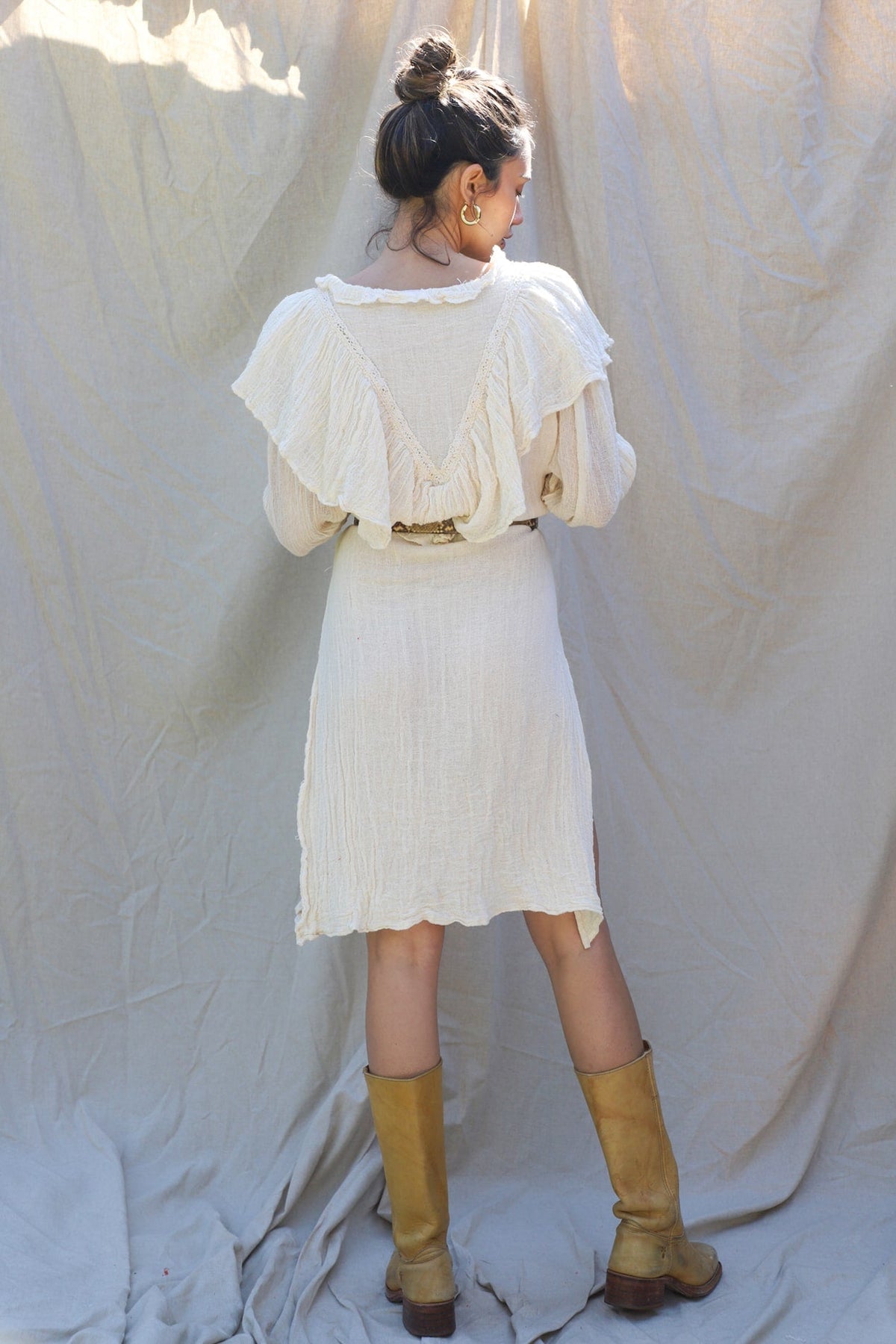 collar meets in a V on the back of the garment