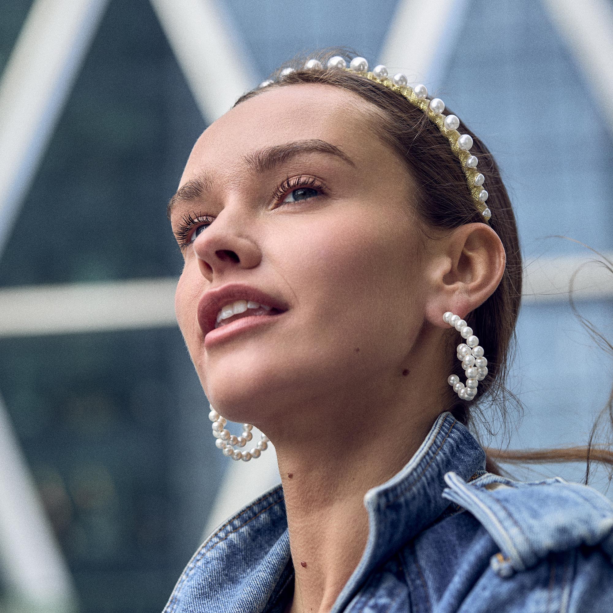 Lele Sadoughi EARRINGS PEARL LOOP-DE-LOOP HOOP EARRINGS