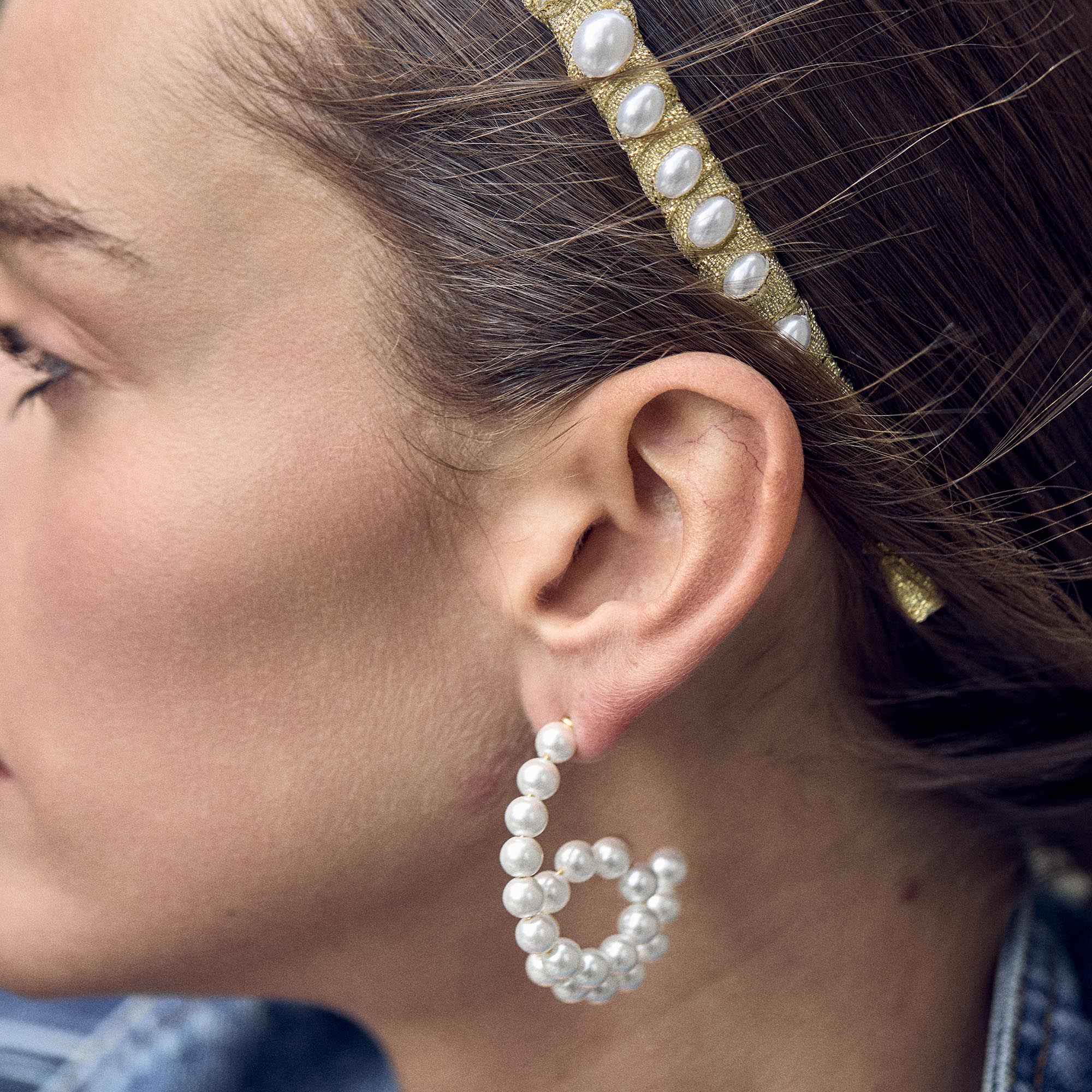 Lele Sadoughi EARRINGS PEARL LOOP-DE-LOOP HOOP EARRINGS
